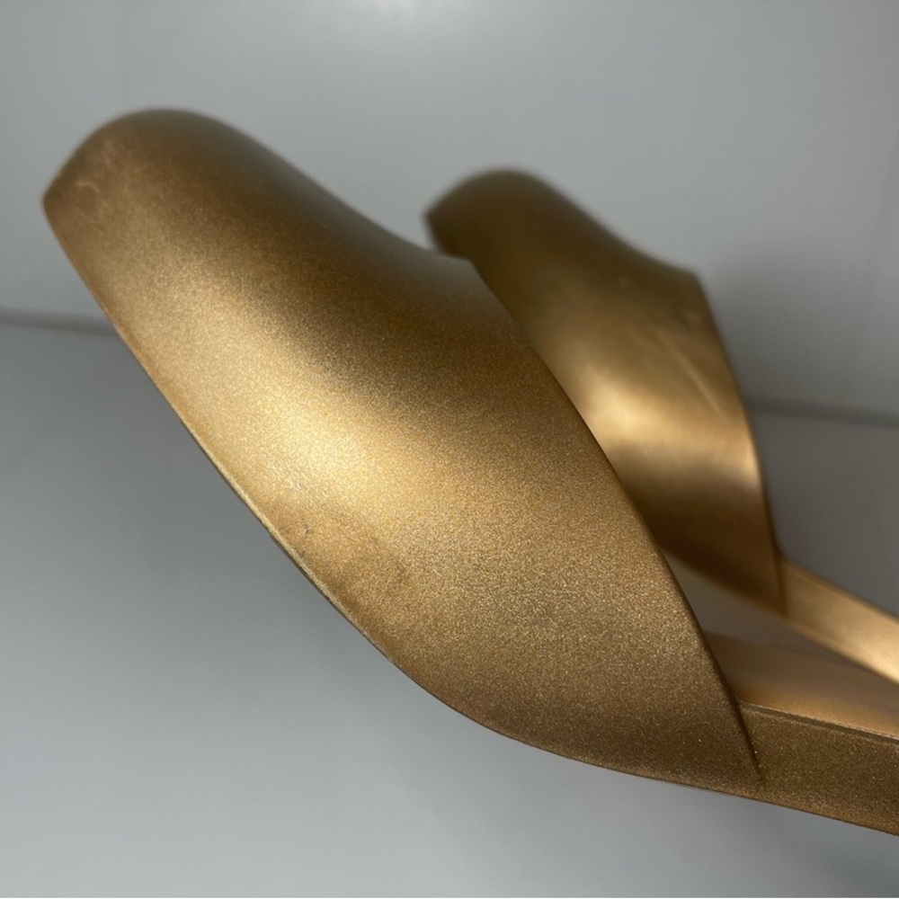 Melissa Elegant Gold and Black Heels - Picture 14 of 16